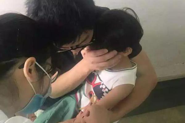 跟隊記者：福法納和拉維亞提早簽到，參加季前賽備戰(zhàn)練習