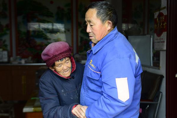 跟隊記者：福法納和拉維亞提早簽到，參加季前賽備戰(zhàn)練習